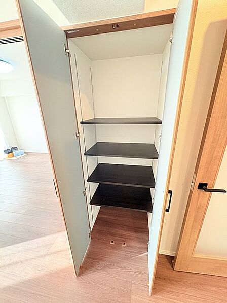 何かとものがあふれやすいリビングに、ちょっと一工夫。うれしい収納空間。