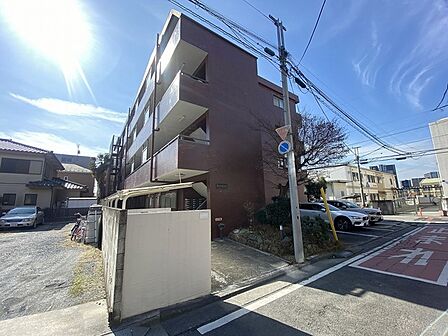 角地につき、開放感に恵まれる住居がここに。 