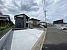 外観：車通りの少ない閑静な住宅地、のびのびした子育てに適します。 