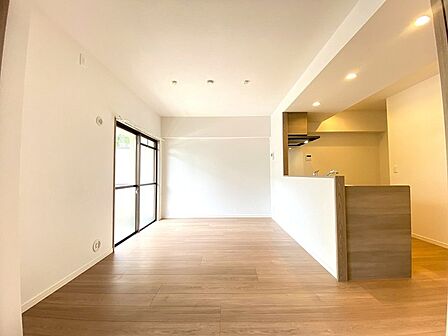 対面タイプなら、キッチン内にいながらご家族やお客様との会話が楽しめます。