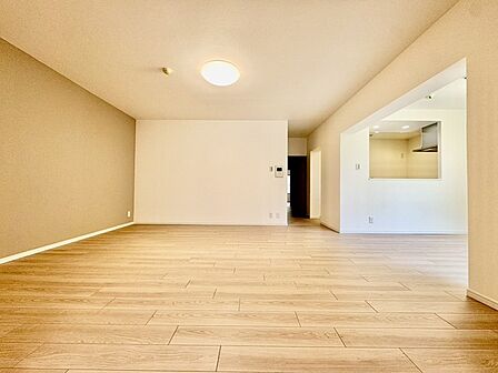 大きな窓から明るい日差しが差し込みます