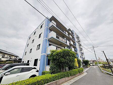タイル張りの荘厳な外観は、マンションならでは。
