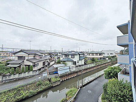 あたりには住宅を中心とした建物が広がります。