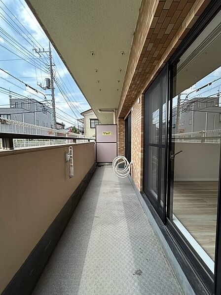 ゆとりの広さを確保したバルコニー。お布団を干すのも、この広さならラクラク。 