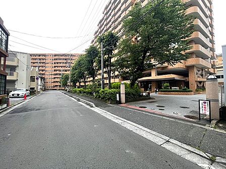 前面道路は歩道も整備され、小さなお子様にも安心です。