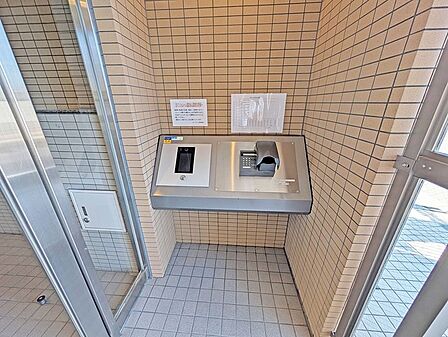 裏口にもオートロックがあり、防犯面に配慮がなされています。