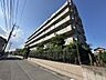 外観：前面道路は歩道も整備され、小さなお子様にも安心です。 