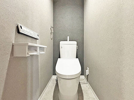 新しくお住まいになる方のことを考えて、トイレも新品に交換しました。 