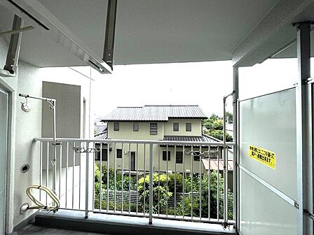前面の住まいとの距離感があるから、圧迫感を感じません。