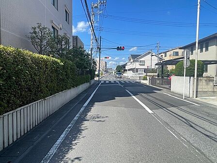 幹線道路から1本入った現地は、想像以上に静かに感じられます。