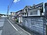 外観：車通りの少ない閑静な住宅地、のびのびした子育てに適します。 