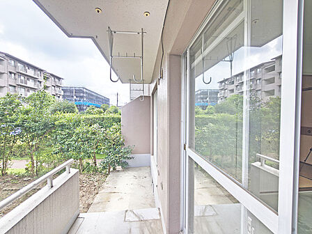 らくらくお洗濯を助ける広いバルコニー。