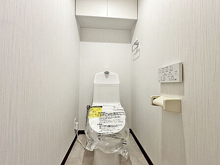 新しくお住まいになる方のことを考えて、トイレも新品に交換しました。