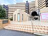 外観：重厚なタイル貼りの外観が訪れる人を穏やかに迎え入れる落ち着いた佇まいです 