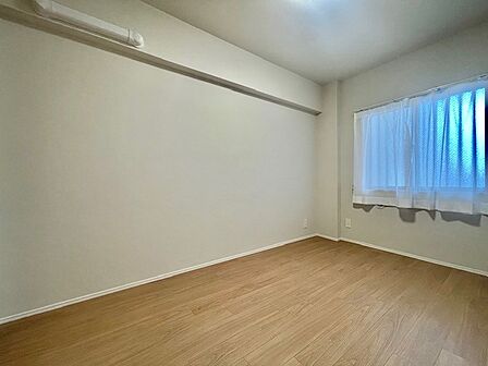 子供部屋には丁度良いサイズの洋室。