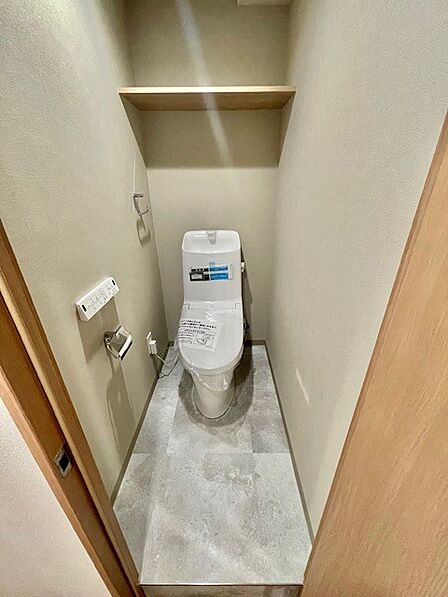 お掃除らくらく。便座脇の操作盤をなくした、リモコンタイプのお手洗い。