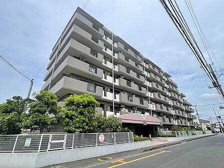 タイル張りの荘厳な外観は、マンションならでは。