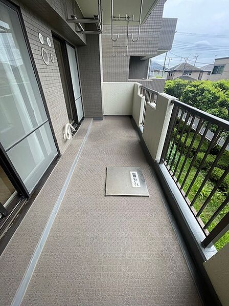 らくらくお洗濯を助ける広いバルコニー。