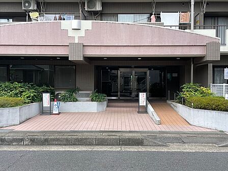 管理人さんがメンテナンスしてくれるエントランス。スロープもあります。