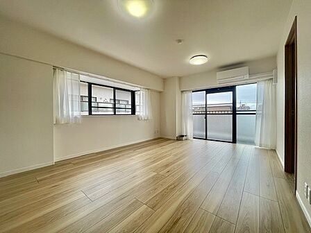 南東角部屋。朝から日差しいっぱい、 早起きしたくなるLDK。