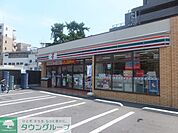 セブンイレブン 徒歩3分。コンビニ 220m
