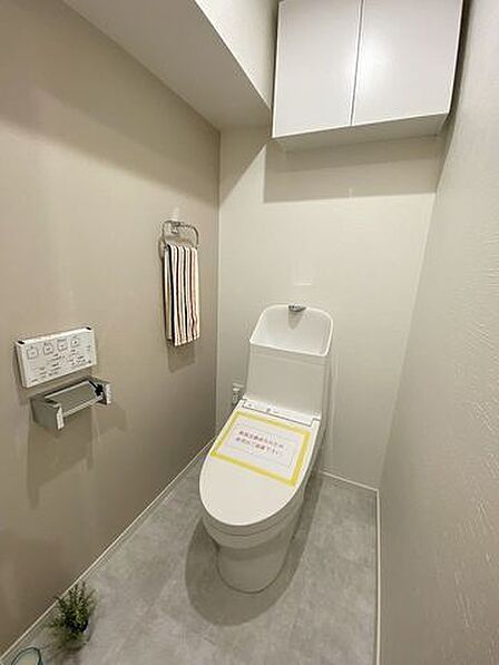 上部に収納付きの高機能トイレ