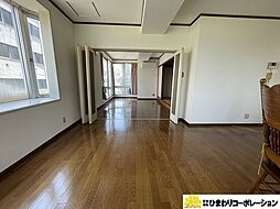 パークサイドマンション 302 6LDKのリビング/ダイニング