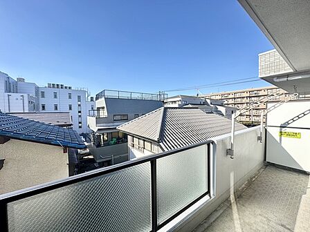 広々としたバルコニーがあり、たくさんの洗濯物を干すことができます! 日当たりが良く暖かいですよ~!