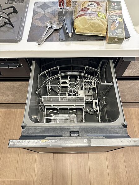 家事の時短に効果大の食洗器付き。高温でパワフルに洗い、温風乾燥します。手洗いよりも節水・節約が可能です。 一度使うと手放せないですよ!