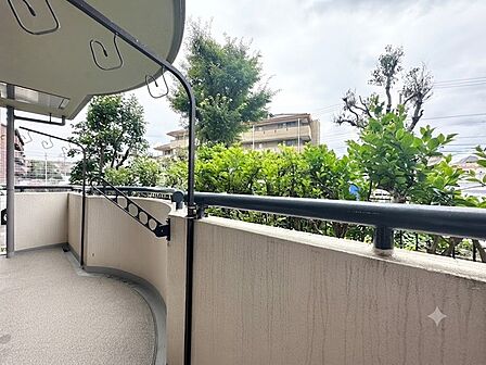 広々としたバルコニーがあり、たくさんの洗濯物を干すことができます！ 日当たりが良く暖かいですよ～！ 