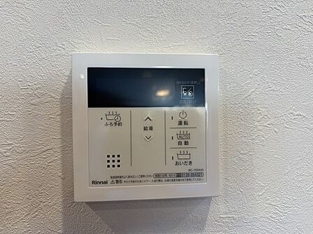 キッチンの壁にはユニットバスのコントローラーが設置されています！ お湯張りや追焚き操作もキッチンから操作でき いつでも温かいお風呂に入ることができます！ 