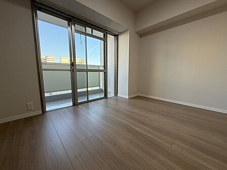 バルコニーに面した洋室はとっても明るいお部屋です！ 布団干しも楽々ですし、天気の良い日は外に出て風にあたるのも良いですね！ 