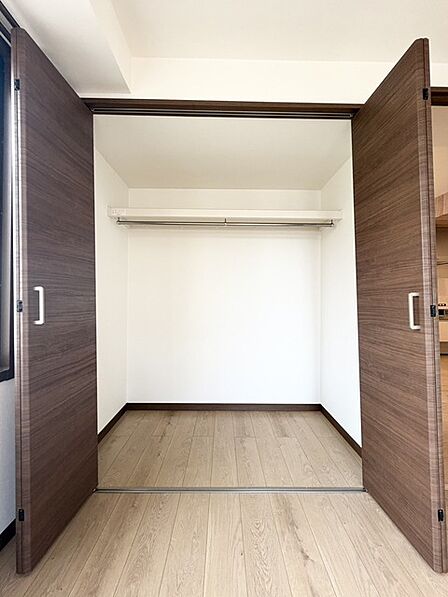 大型のクローゼットです! これだけの収納力があれば部屋もスッキリ保てますよ!