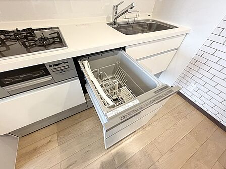 家事の時短に効果大の食洗器付き。高温でパワフルに洗い、温風乾燥します。手洗いよりも節水・節約が可能です。 一度使うと手放せないですよ!