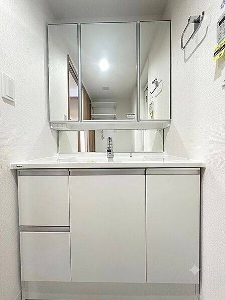 朝の身支度に便利なシャンプードレッサーはとっても便利です！シンク下の収納でアメニティ類のストックもバッチリ！ 