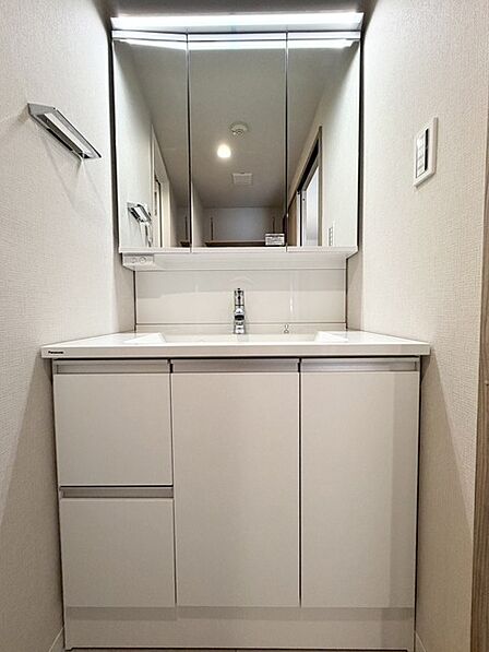 朝の身支度に便利なシャンプードレッサーはとっても便利です!シンク下の収納でアメニティ類のストックもバッチリ!