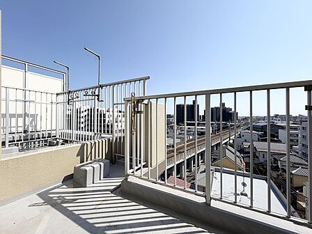 広々としたバルコニーがあり、たくさんの洗濯物を干すことができます! 日当たりが良く暖かいですよ~!