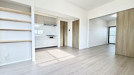 清潔感の溢れるクロスが明るい空間を創り出しているダイニング。 ここで楽しむ家族の時間が絆をより深めてくれそうです。 集いの場、憩いの場としての快適性を求めたやすらぎの空間です。 