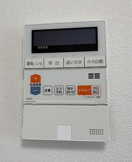 キッチンの壁にはユニットバスのコントローラーが設置されています！ お湯張りや追焚き操作もキッチンから操作でき いつでも温かいお風呂に入ることができます！ 