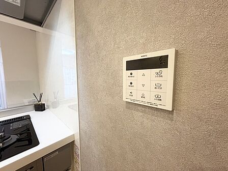 キッチンの壁にはユニットバスのコントローラーが設置されています！ お湯張りや追焚き操作もキッチンから操作でき いつでも温かいお風呂に入ることができます！ 