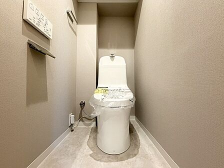 ウォシュレット付きです! 上部に収納棚があるので、トイレットペーパー等のストックもバッチリです!