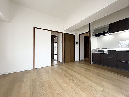 キッチンと統一感のある家具など設置し、お洒落な空間に!