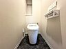 トイレ：上部に収納棚があり、トイレットペーパーや掃除用具をスッキリ収納できます！  