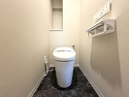 上部に収納棚があり、トイレットペーパーや掃除用具をスッキリ収納できます!