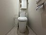 トイレ：上部に収納棚があり、トイレットペーパーや掃除用具をスッキリ収納できます！