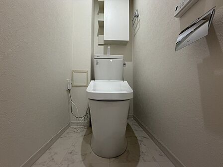 上部に収納棚があり、トイレットペーパーや掃除用具をスッキリ収納できます!