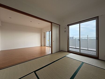 続き間の和室は、くつろぎ空間として、来客時は客間にもなります! 畳の上でゴロゴロするのも良いですよ〜!?