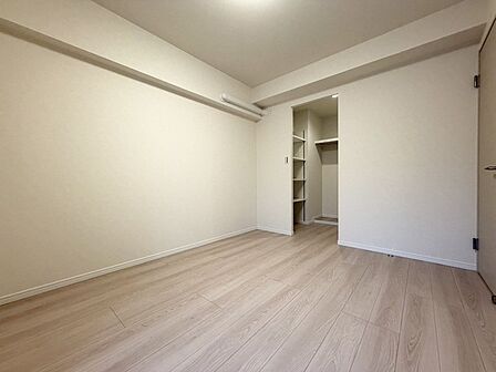大きな窓からは快適な光を取り入れ、通気性能を上げる事で居心地の良い空間を演出します