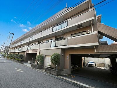 外観:落ち着いた印象の外観が魅力の住まい。毎日帰るのが楽しみになる、住まいの顔となる佇まいです。 外観:落ち着いた印象の外観が魅力の住まい。毎日帰るのが楽しみになる、住まいの顔となる佇まいです。