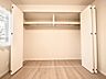 収納：衣類や日用品をすっきり整理できる収納スペース。居室を広く快適に使うためにも注目したいポイントです。